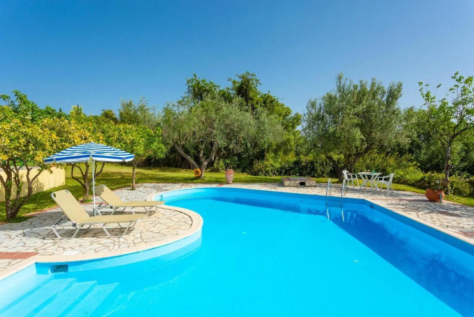Villa Russa Dionisis Trapezaki